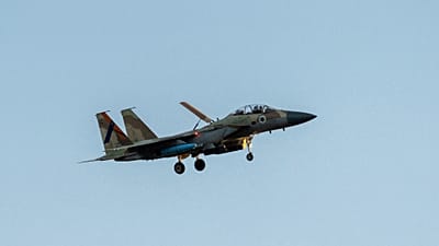 طائرة مقاتلة من طراز إف-15 (F-15) تابعة لسلاح الجو الإسرائيلي شوهدت قبل هبوطها في قاعدة جوية وسط إسرائيل، يوم الاثنين 15 أبريل/نيسان 2024.