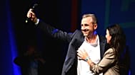 Ulrich Siegmund, capolista di AfD e sua moglie, Julia Siegmund sul palco della festa elettorale dell'AfD a Magdeburgo, in Germania, domenica 6.09 (Michael Kappeler/dpa via AP)