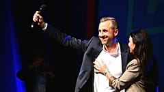 Ο Ούλριχ Ζίγκμουντ, επικεφαλής της AfD, με τη σύζυγό του Τζούλια στη σκηνή προεκλογικής εκδήλωσης στο Μαγδεβούργο, Γερμανία, Κυριακή 6.09 (Michael Kappeler/dpa via AP)