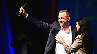 Ulrich Siegmund, capolista di AfD e sua moglie, Julia Siegmund sul palco della festa elettorale dell'AfD a Magdeburgo, in Germania, domenica 6.09 (Michael Kappeler/dpa via AP)
