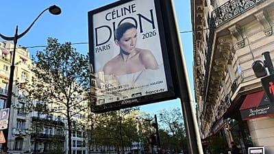 Un manifesto promuove i concerti autunnali di Céline Dion a Parigi, in Francia