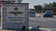 ARCHIWUM: Pies siedzi przy głównej bramie brytyjskiej bazy lotniczej RAF Akrotiri koło Limassol na Cyprze, 2 marca 2026 r.