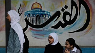 طلاب فلسطينيون يحتفلون باليوم الأول من العام الدراسي في مدرسة القصرة للبنات بقرية القصرة المحتلة بالضفة الغربية، الأحد 6 سبتمبر 2026.