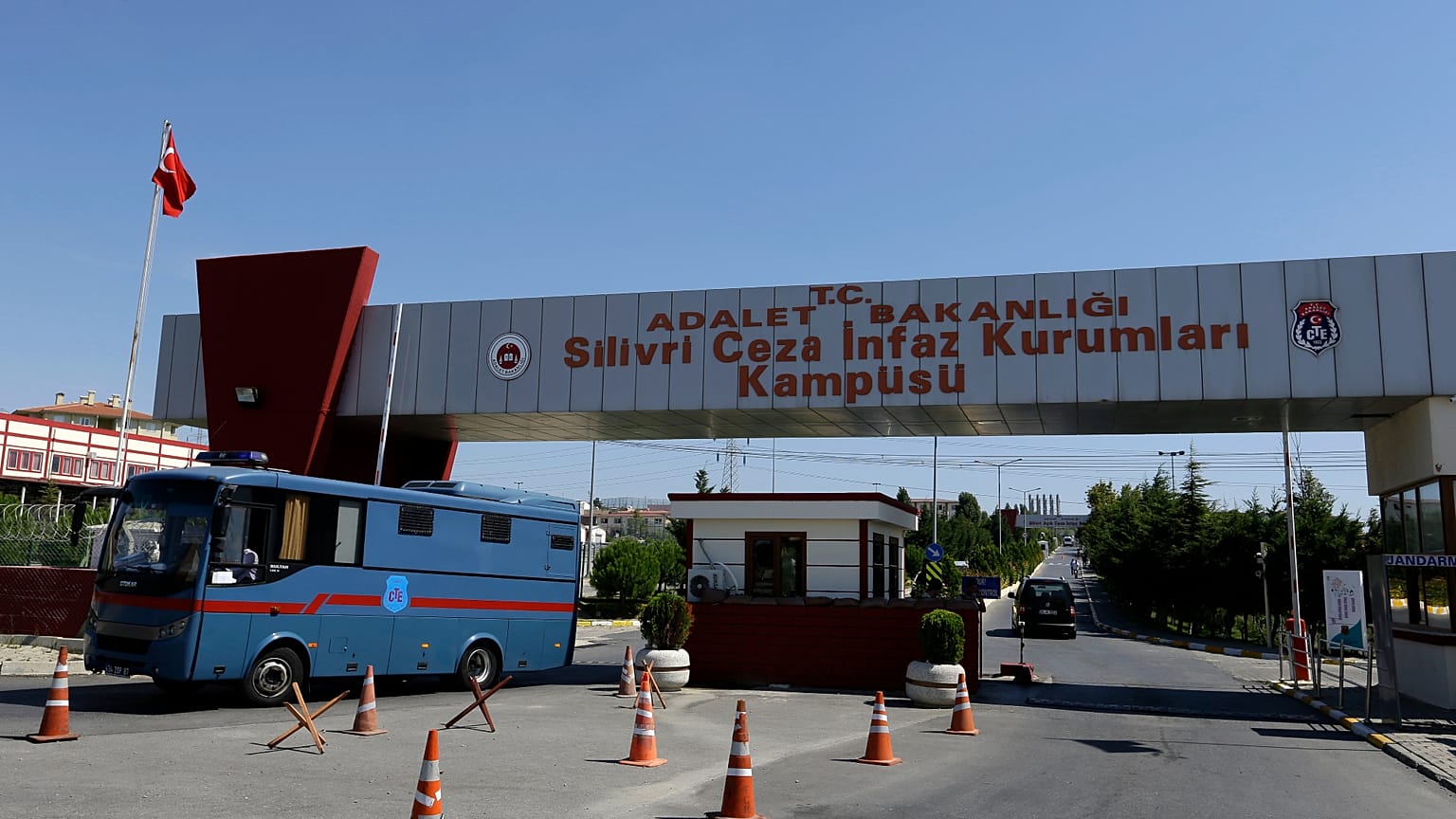 ARŞİV - İstanbul Silivri'deki yüksek güvenlikli Marmara Kapalı İnfaz Ceza Kurumu'ndan bir otobüs çıkıyor, 17 Ağustos 2016.