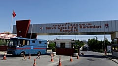 ARŞİV - İstanbul Silivri'deki yüksek güvenlikli Marmara Kapalı İnfaz Ceza Kurumu'ndan bir otobüs çıkıyor, 17 Ağustos 2016.