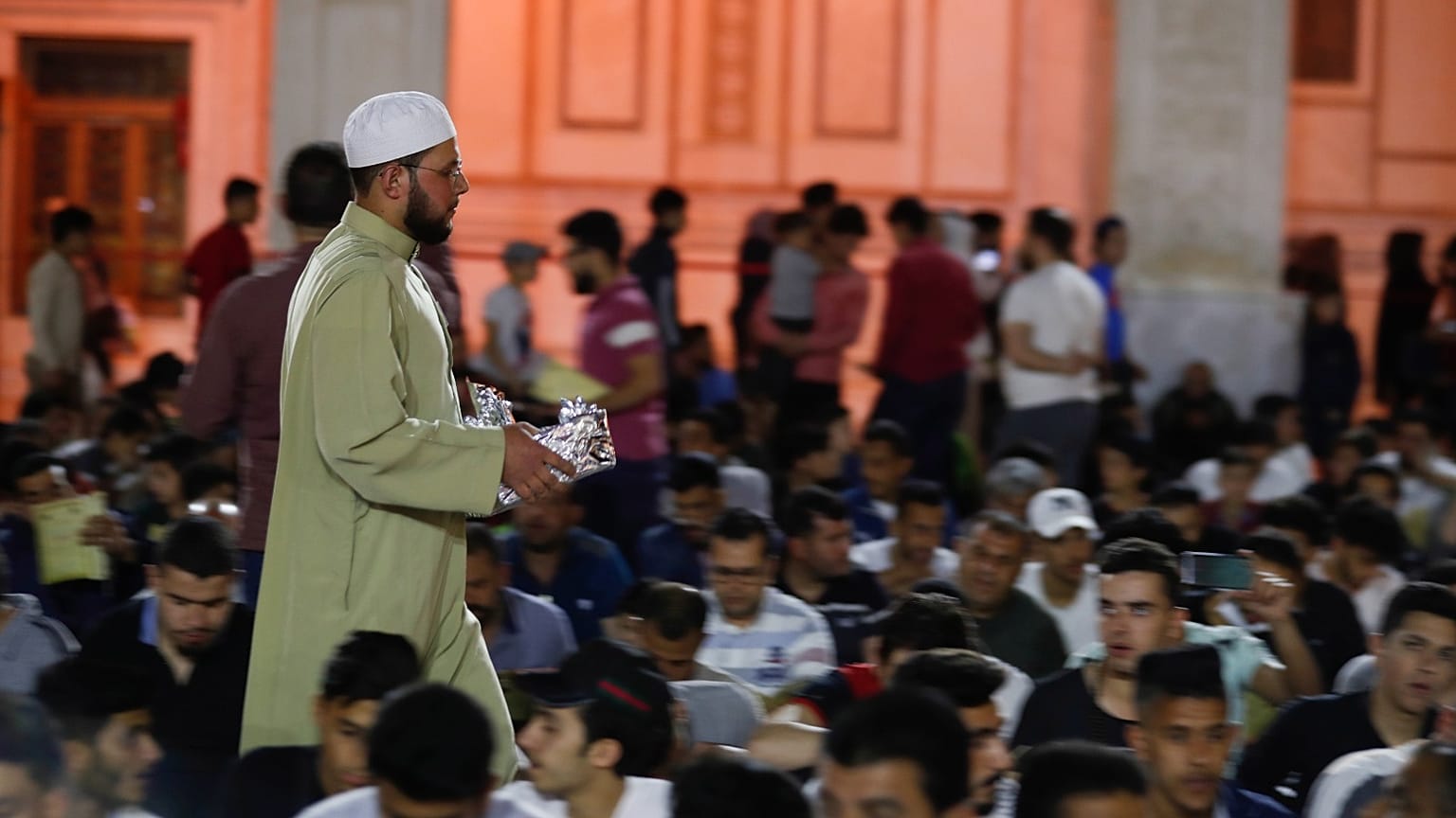 الناس يصلون في المسجد الأموي بدمشق، سوريا، خلال شهر رمضان المبارك، الخميس 28 أبريل 2022.