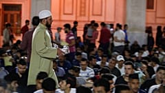 الناس يصلون في المسجد الأموي بدمشق، سوريا، خلال شهر رمضان المبارك، الخميس 28 أبريل 2022.
