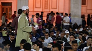 الناس يصلون في المسجد الأموي بدمشق، سوريا، خلال شهر رمضان المبارك، الخميس 28 أبريل 2022.