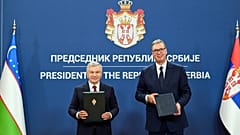 Le président ouzbek Shavkat Mirziyoyev et le président serbe Aleksandar Vučić présentent des documents signés