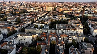 Foto de arquivo de terça-feira, 7 de setembro de 2021, mostra o bairro de Wilmersdorf com edifícios de escritórios e habitações em Berlim.