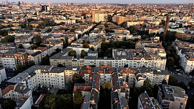 A 2021. szeptember 7-i, keddi archív felvételen Berlin Wilmersdorf városrésze látható irodaházakkal és lakóépületekkel.