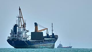 Tehran finalizing deal with Oman for temporary, safe route through Strait of Hormuz