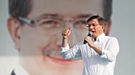 ARŞİV: Dönemin Başbakanı Ahmet Davutoğlu, 17 Mayıs 2015 Pazar günü İstanbul’da Adalet ve Kalkınma Partisi’nin (AKP) mitinginde konuşuyor. 