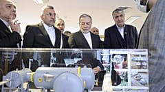وزير الخارجية الإيراني عباس عراقجي خلال زيارته معرضاً للإنجازات النووية في طهران، برفقة رئيس منظمة الطاقة الذرية محمد إسلامي، 10 نوفمبر 2025.