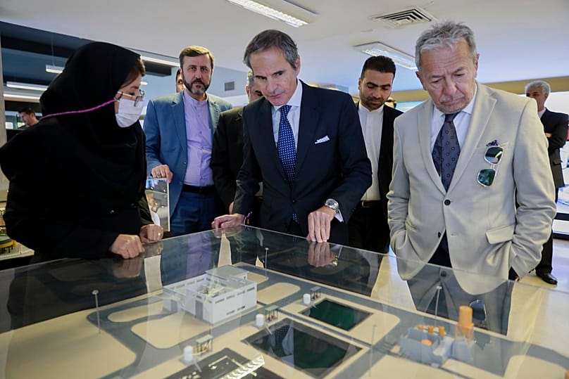 مدير الوكالة الدولية للطاقة الذرية رافائيل غروسي خلال زيارة معرض للإنجازات النووية الإيرانية في طهران، نيسان 2025.