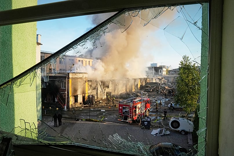 Los Bomberos trabajan en el lugar de un edificio en llamas tras un ataque con misiles rusos en Kiev, el 8 de septiembre de 2026.