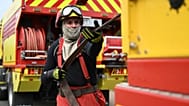 Un pompier déroule une lance à incendie alors qu'il lutte contre les flammes près de Lege-Cap-Ferret, dans le sud-ouest de la France, le vendredi 31 juillet 2026