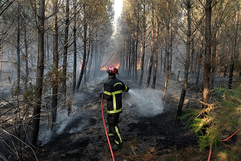 Un pompier lutte contre un incendie à Blagon, dans le sud-ouest de la France, le mercredi 29 juillet 2026