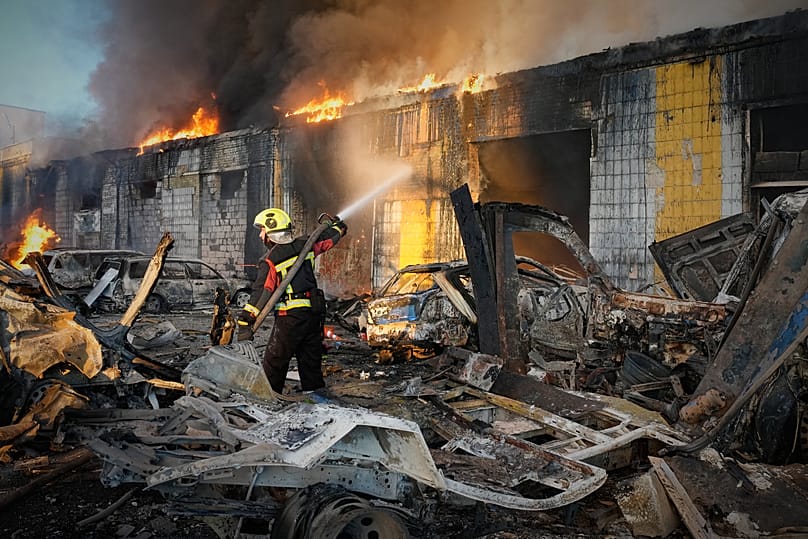 Un secouriste éteint l'incendie d'un immeuble détruit lors d'une attaque de missiles russes à Kyiv, en Ukraine, le mardi 8 septembre 2026
