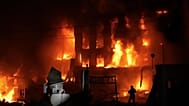 Un rescatista extingue el incendio de un edificio destruido tras un ataque con misiles rusos en Kiev, 8 de septiembre de 2026.