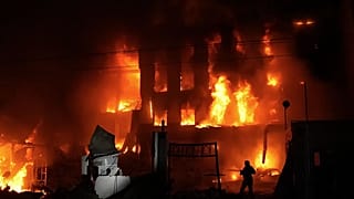 Un rescatista extingue el incendio de un edificio destruido tras un ataque con misiles rusos en Kiev, 8 de septiembre de 2026.