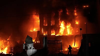Un rescatista extingue el incendio de un edificio destruido tras un ataque con misiles rusos en Kiev, 8 de septiembre de 2026.