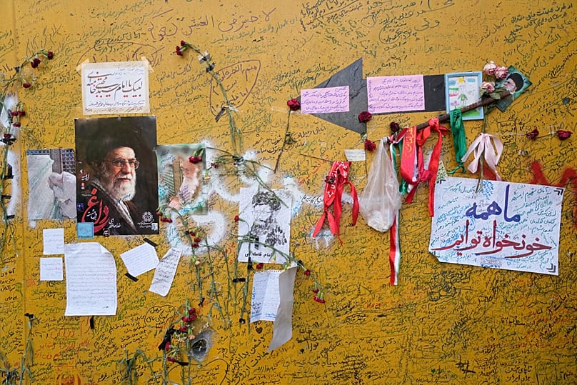 نوشته‌های هواداران حکومت ایران در مراسم تشییع علی خامنه‌ای