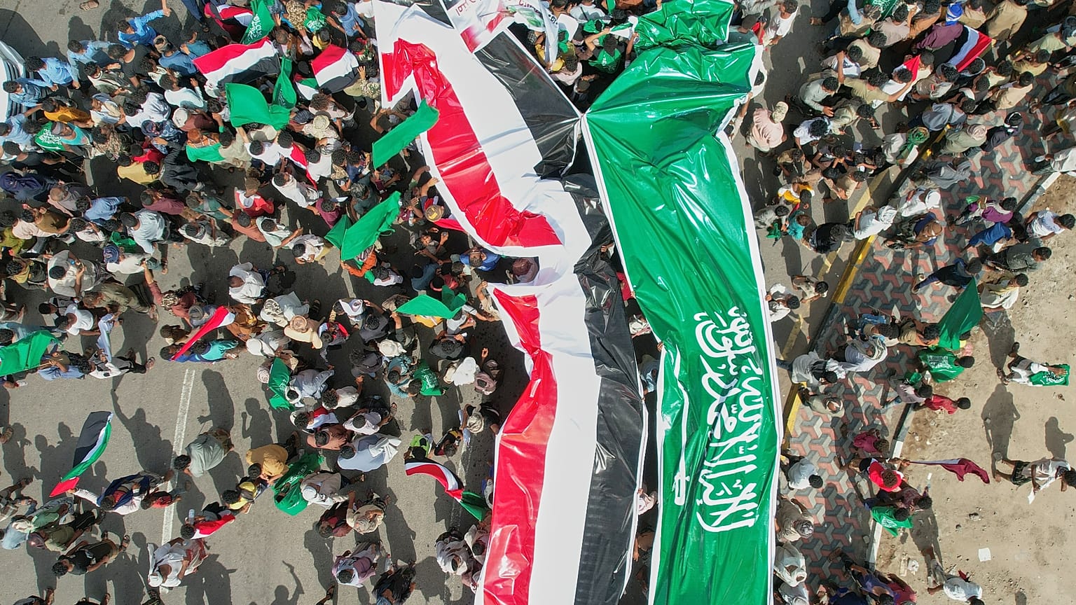 في 4 أبريل 2026، رفع يمنيون في مدينة المخا الساحلية أعلام اليمن والسعودية خلال مسيرة احتجاجية على الهجمات الإيرانية ضد المملكة.