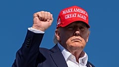 Başkan Donald Trump, 7 Eylül 2026 Pazartesi günü New Jersey, Morristown'daki Morristown Havaalanı'nda Air Force One uçağına binerken el hareketi yapıyor. 