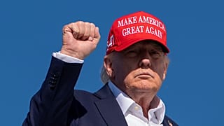 Başkan Donald Trump, 7 Eylül 2026 Pazartesi günü New Jersey, Morristown'daki Morristown Havaalanı'nda Air Force One uçağına binerken el hareketi yapıyor. 
