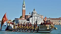 Le Bucintoro, la barge du doge, mène des bateaux vénitiens historiques le long du Grand Canal à Venise, Italie, dimanche 6 septembre 2015.