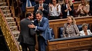 Archivo: Óscar Puente se saluda con Sánchez en el Congreso de los Diputados