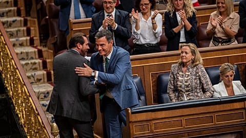 Archivo: Óscar Puente se saluda con Sánchez en el Congreso de los Diputados