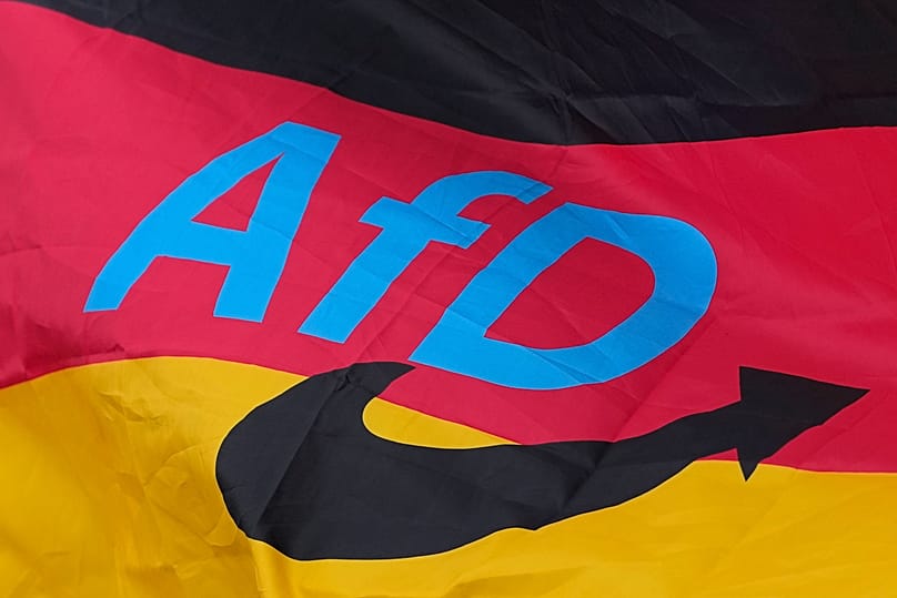 نشان حزب راست افراطی Afd روی پرچم آلمان