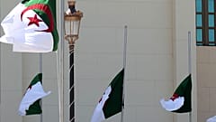 تُرفع الأعلام الجزائرية منكسةً حداداً على ضحايا تحطم طائرة عسكرية في العاصمة الجزائرية