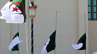 تُرفع الأعلام الجزائرية منكسةً حداداً على ضحايا تحطم طائرة عسكرية في العاصمة الجزائرية
