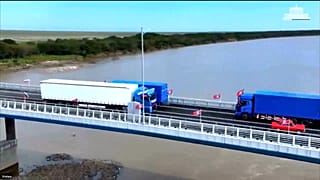 Des camions traversent le nouveau pont, inauguré le 7 septembre 2026, reliant la Russie à la Corée du Nord.