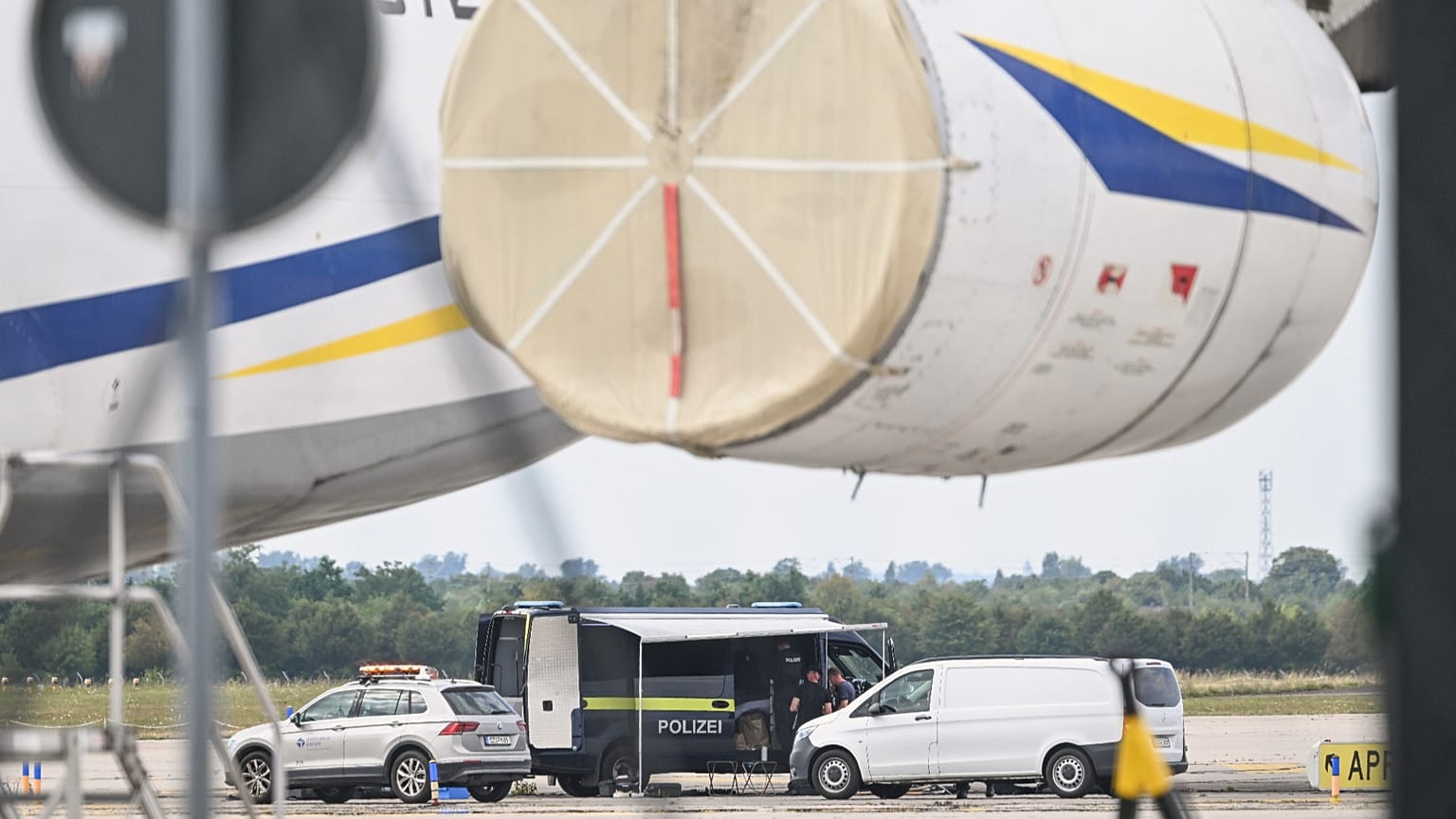 Polizeiliche Ermittler sichern einen ukrainischen Drohnenfund mit Sprengsatz am Flughafen Leipzig/Halle, Schkeuditz, 5. August 2026.
