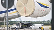 Polizeiliche Ermittler sichern einen ukrainischen Drohnenfund mit Sprengsatz am Flughafen Leipzig/Halle, Schkeuditz, 5. August 2026.