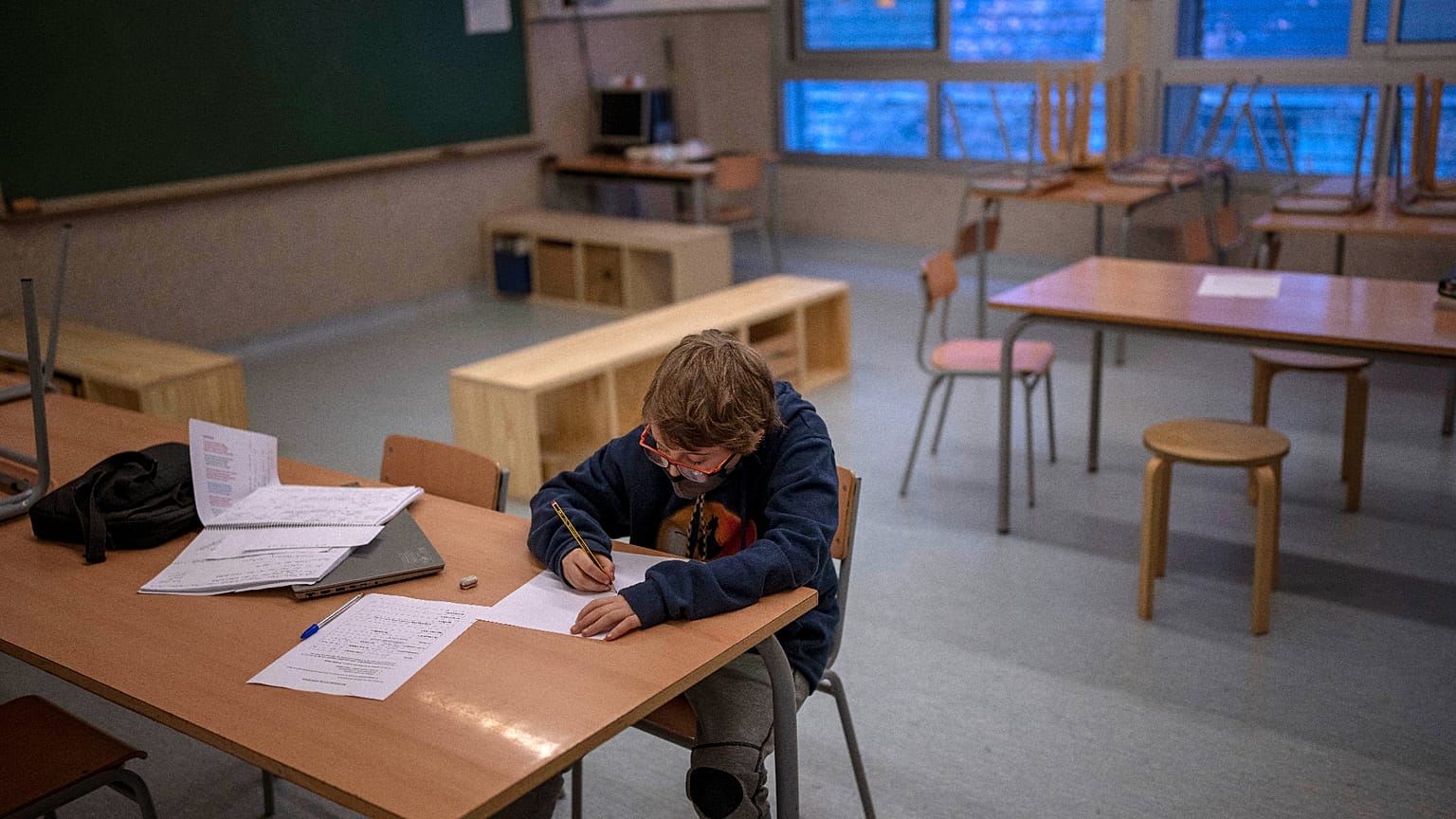 Una foto de archivo de un niño de 9 años en un instituto de Barcelona