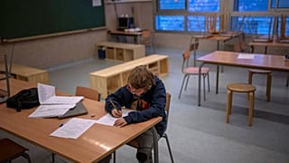 Una foto de archivo de un niño de 9 años en un instituto de Barcelona