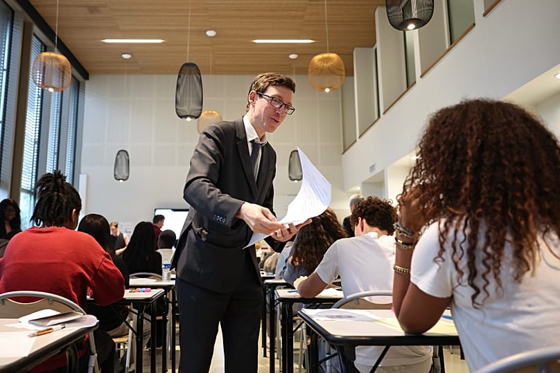 Édouard Geffray remet aux élèves leur sujet d'examen de mathématiques dans le cadre du baccalauréat, au collège-lycée Gabriel Faure à Paris, le vendredi 12 juin 2026