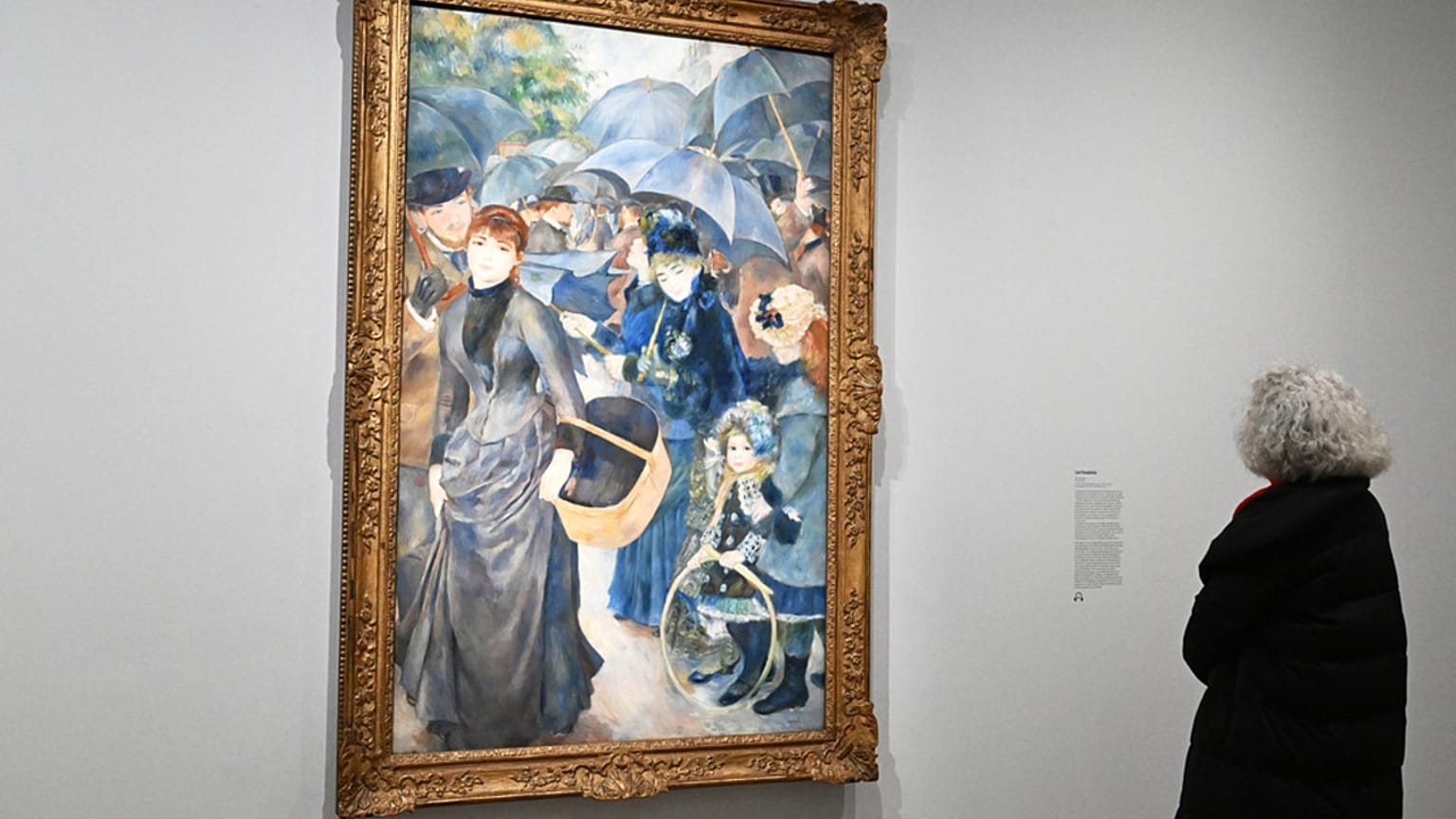 Посетитель рассматривает рисунок «Зонтики» Огюста Ренуара во время пресс-презентации выставки «Ренуар — рисовальщик» в музее Орсе, в понедельник, 16 марта 2026 го��а, в Париже