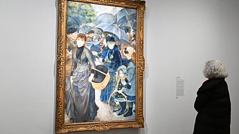 Посетитель рассматривает рисунок «Зонтики» Огюста Ренуара во время пресс-презентации выставки «Ренуар — рисовальщик» в музее Орсе, в понедельник, 16 марта 2026 го��а, в Париже