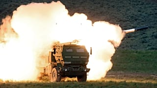 АРХИВ. Пусковая установка запускает реактивную систему залпового огня HIMARS производства Lockheed Martin во время учений, октябрь 2020 года.