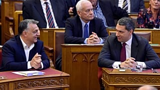 A kép illusztráció (Orbán Viktor (balra) é Lázár János (jobbra) a magyar parlamentben 2017-ben)