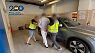 Uno de los detenidos, siendo escoltado por la Policía Nacional