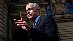 Le Premier ministre canadien Mark Carney parle aux médias à son arrivée au Bureau du Premier ministre et du Conseil privé, à Ottawa, le 1er septembre 2026.