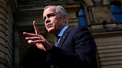 Archivio - Il primo ministro canadese Mark Carney parla con i media al suo arrivo all'Ufficio del primo ministro e del Consiglio privato, a Ottawa, martedì 1º settembre 2026.
