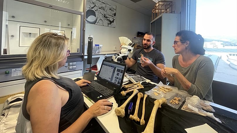 El equipo investigador analiza los huesos hallados en una cueva neolítica